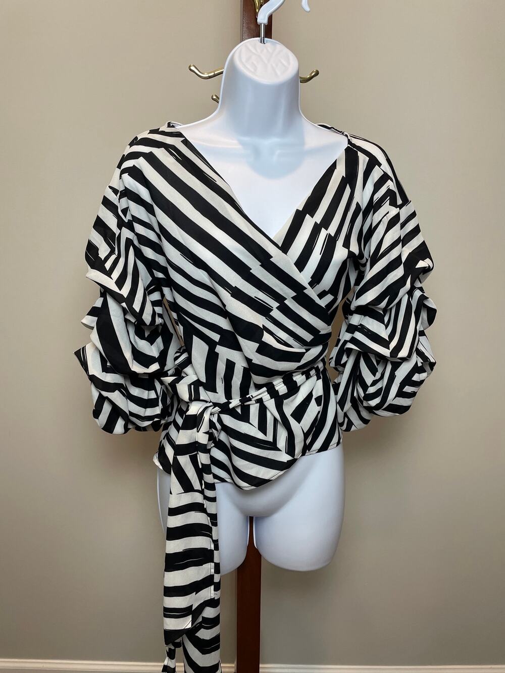 Akira Chicago Black Label Boutique White & Black Wrap Top Size S Puff Sleeves